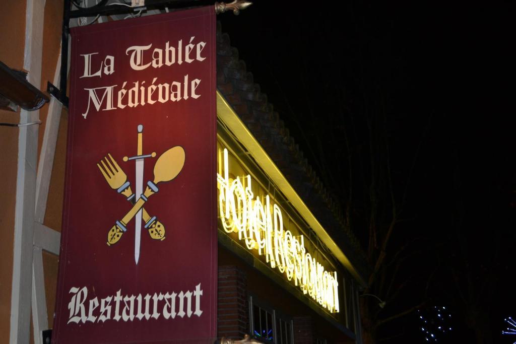 La Tablee Medievale Civrieux-dʼAzergues Exterior foto